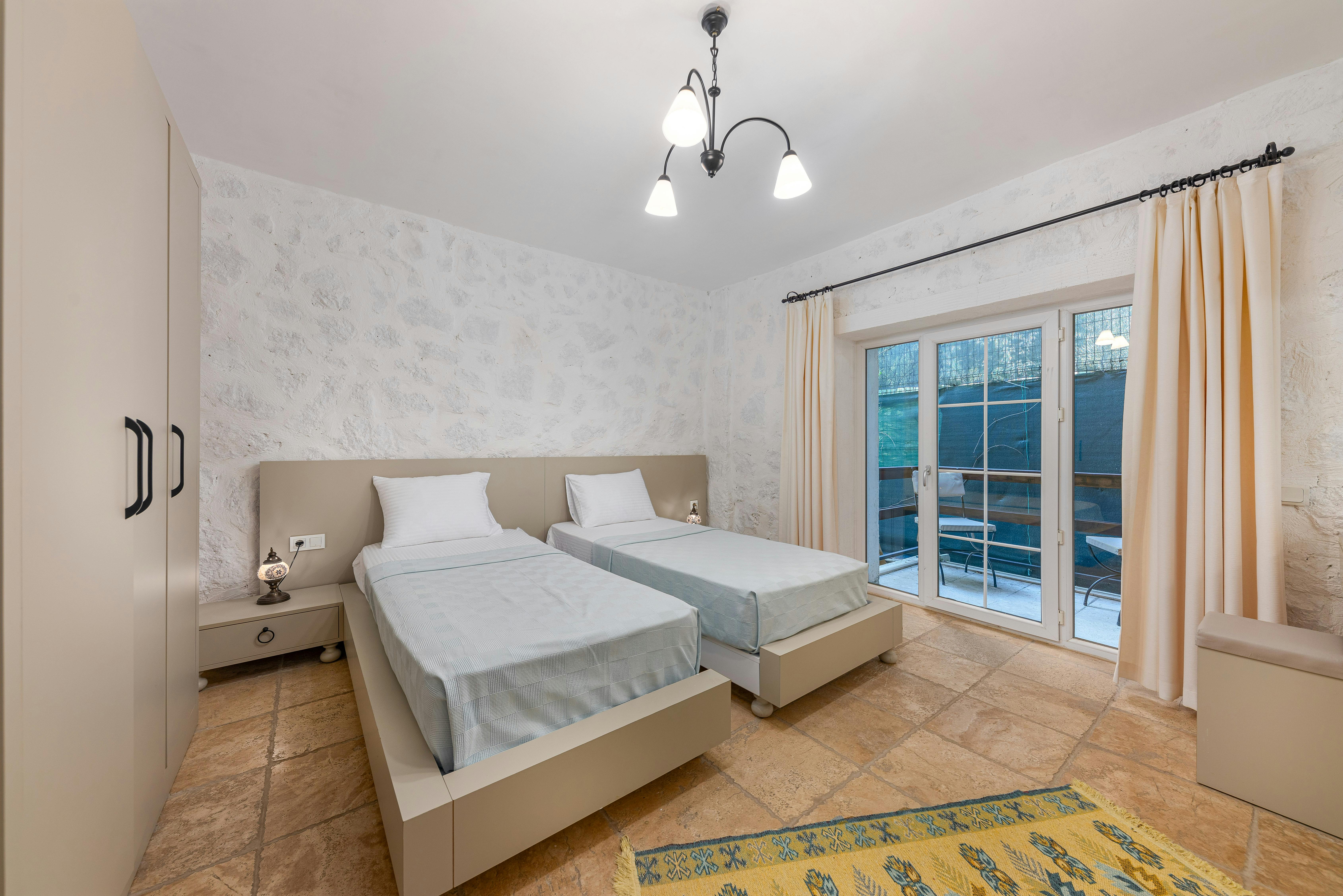 Ferienwohnungsreinigung in Stadtilm – frisch gemachtes Bett